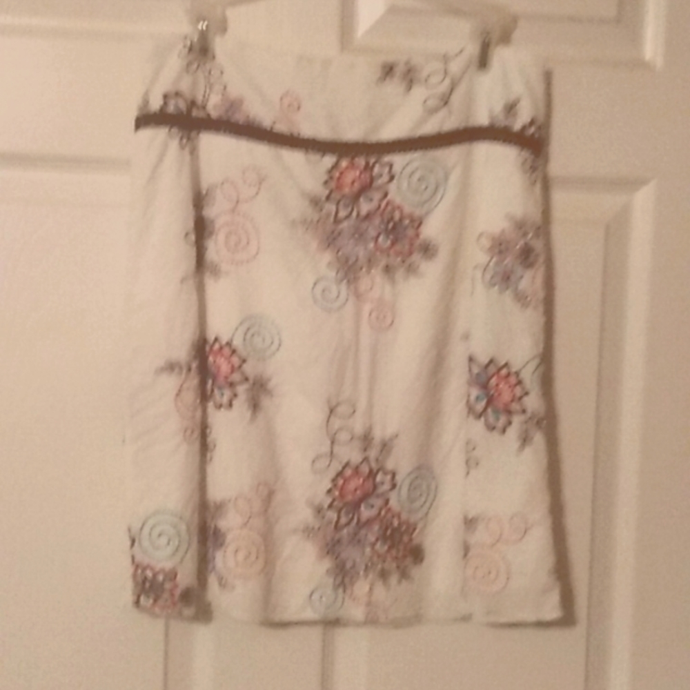 Skirt. Floral print . Colors brown, orange , teal